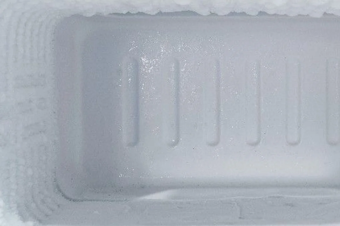 Leerer Gefrierschrank mit Reifbildung